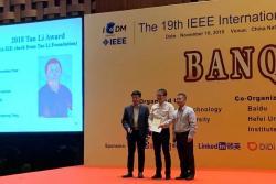 Associate Professor Hanghang Tong received the Tao Li Award at IEEE ICDM 2019.